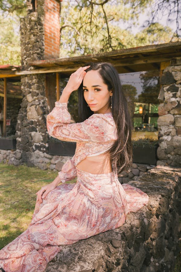 La séduisante robe bohème en dentelle bordeaux à adopter !